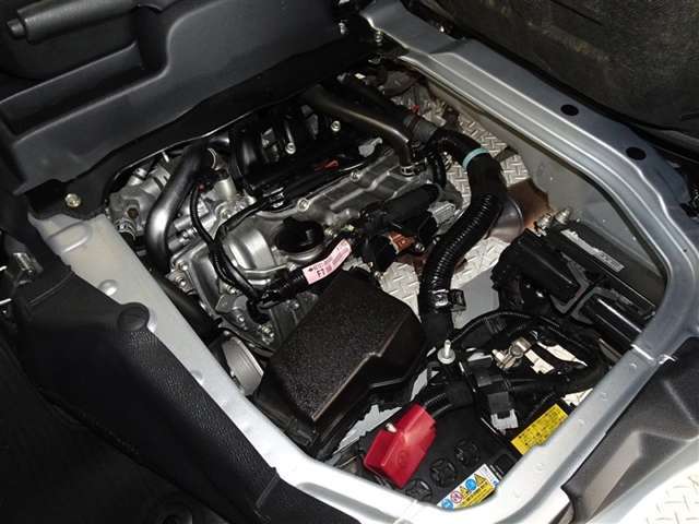 エンジンルームも念入りに清掃しております。