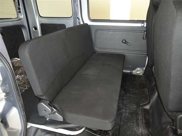 人の触れるシートは念入りに清掃・消臭を実施しております。