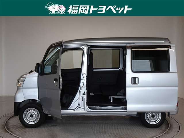 スライドドアは両側手動式です。