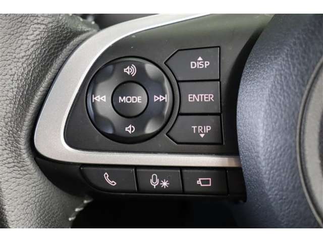 運転中に手を離さなくてもハンズフリー電話や音声認識、オーディオ操作やマルチインフォメーションディスプレイ内の表示切替えが出来るスイッチ付。走行中に視線を逸らさず出来る手元操作は安全運転につながります。