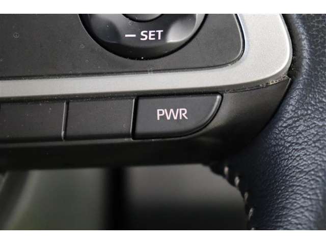 ダイナミックで力強い加速感が得られるPOWERモードへの切替えができます。山道などの急な上りなどで活躍してくれますし、高速での合流などで、もう少しパワーが欲しい時などにも便利ですよ。