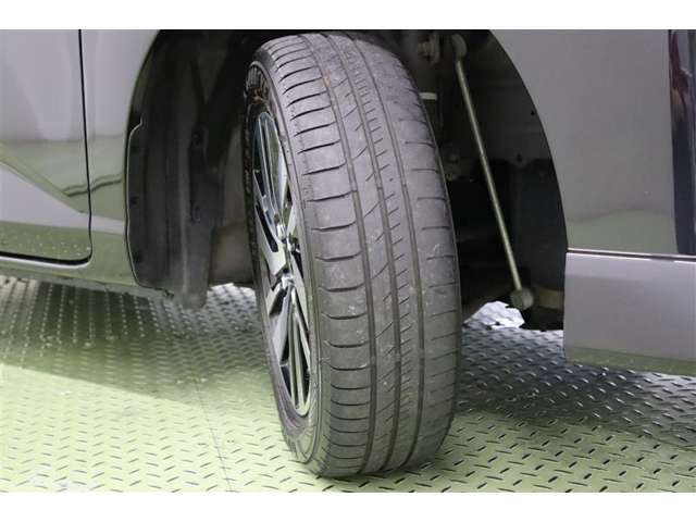 タイヤサイズ　165/65R14。スタイリッシュなデザインの純正アルミホイールを装着しています。