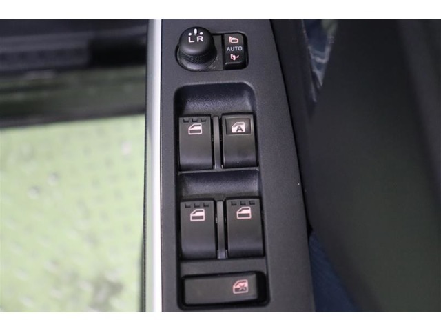 全ての窓が運転席から操作できます。今やほぼ当たり前ですが、無いと不便なアイテムですよね。ドアの施錠・解錠と連動してドアミラーが格納・復帰するオート電動格納機能も装備しています。