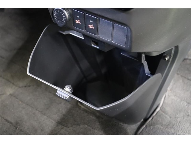 使いやすい収納が沢山あるのもルーミーの魅力です。センタークラスターには大型のボックス収納を装備しています。取り外しが出来るのでダストボックスとして使用しても便利ですよ。