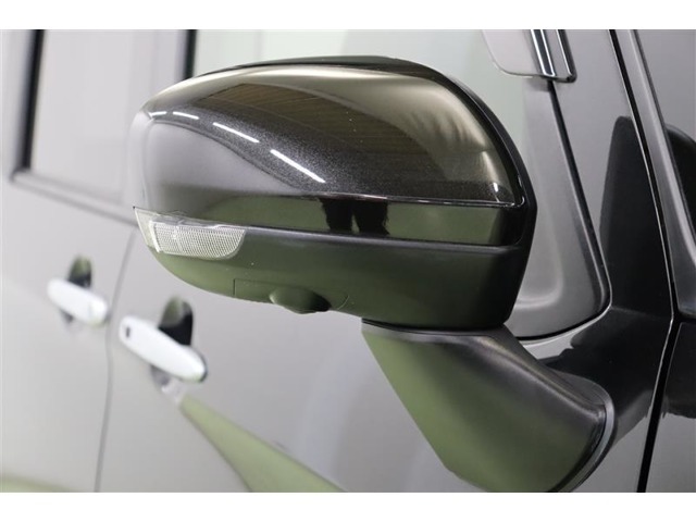 ウインカーミラーはお洒落なだけでなく、対向車や歩行者からの視認性が良く安全性が向上し、事故防止にもつながります。