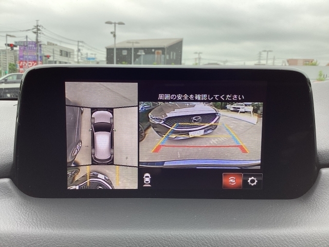 狭い場所での駐車やすれ違いなどでより的確な運転操作に役立つ360°ビューモニターが装備されています。