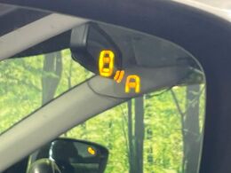 【ブラインドスポットモニタリング】走行中、ドアミラーの死角になりやすい箇所に後続車が接近するとサイドミラー付近に警告を表示、ドライバーに注意喚起をしてくれます。