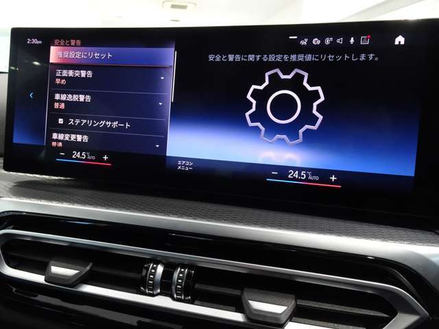 衝突被害軽減ブレーキと車線逸脱警告がついています。