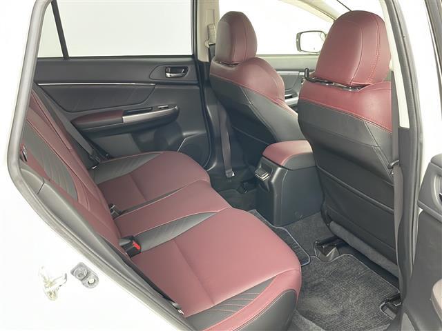 【後部座席】後席もゆったりドライブを楽しめます。内外装はプロこだわりのクリーニングで清潔なおクルマでご納車させていただきます！店舗での現車確認も承っています！