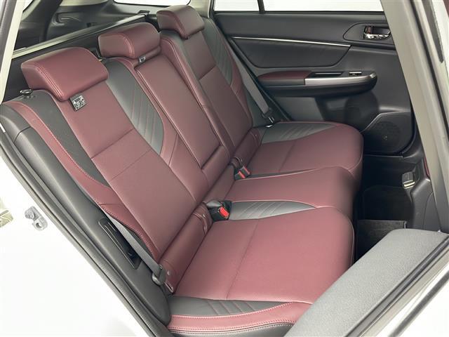 【後部座席】後席もゆったりドライブを楽しめます。内外装はプロこだわりのクリーニングで清潔なおクルマでご納車させていただきます！店舗での現車確認も承っています！