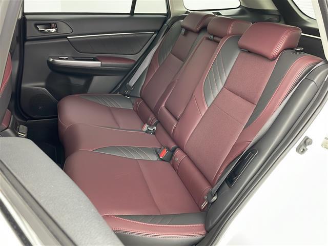 【後部座席】後席もゆったりドライブを楽しめます。内外装はプロこだわりのクリーニングで清潔なおクルマでご納車させていただきます！店舗での現車確認も承っています！