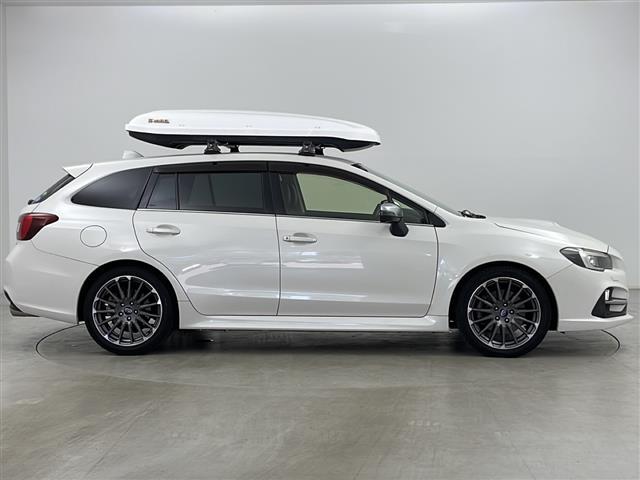 【右】商談ルームには「キッズスペース」を完備しています。DVD、ブロック、絵本、おままごとセット。お子様連れでも、ゆっくりとお車をお選びいただけます！