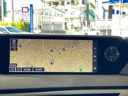 【純正ナビ】一体感のあるナビは、高級感ある車内を演出してくれます。Bluetooth再生などオーディオ機能も充実しておりますので、運転もより楽しめます♪