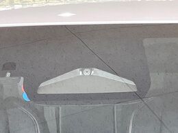 【プリクラッシュセーフティ】前方の車両等を検知し、衝突しそうな時は警報で注意を促し、ブレーキを踏む力をサポート。ブレーキを踏めなかった場合は衝突被害軽減ブレーキが作動、衝突回避をサポートします。