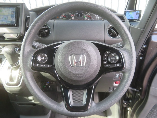 ■走行中も目線をそらさずチャンネル変更、ボリューム調整、モード変更可能なステアリングスイッチ付きです☆