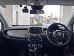 運転のしやすさや操作のしやすさ、視認性、快適性…すべて考え抜かれたインテリア。車室空間も広々なので、すべての席が足元ゆったりです