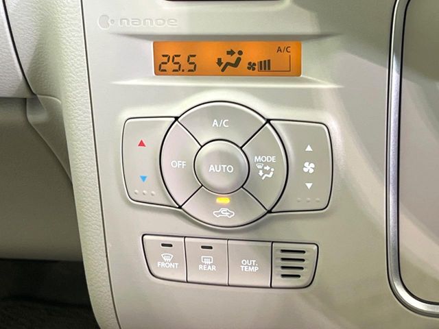 【オートエアコン】一度お好みの温度に設定すれば、車内の温度を検知し風量や温度を自動で調整。暑い…寒い…と何度もスイッチ操作をする必要はありません。快適な車内空間には必須の機能ですね♪