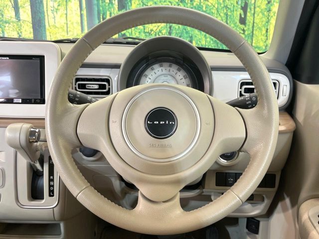 インテリアに合わせたデザインのステアリングは、運転される方のことも考え、運転しやすい形状、大きさです。是非一度、実際に触ってお確かめください。