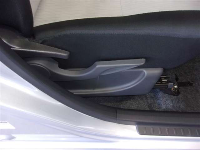 調整が手軽にでき、ピッタリのポジションで運転することが可能です。