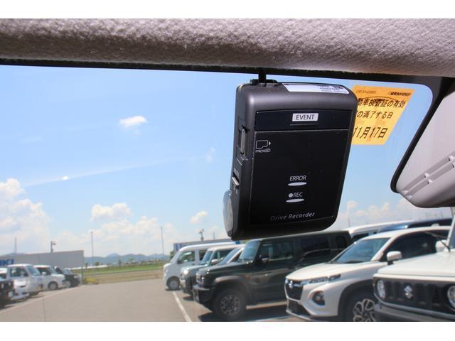 弊社には中古車の目利きのプロ「スズキ認定検査員」が多数在籍