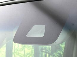 【スマートアシスト】走行中に前方の車両等を認識し、衝突しそうな時は警報とブレーキで衝突回避と被害軽減をアシスト。より安全にドライブをお楽しみいただけます。