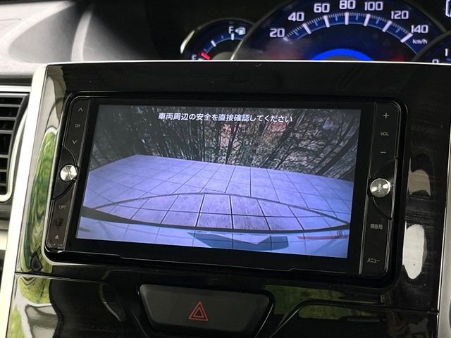 【バックカメラ】駐車時に後方がリアルタイム映像で確認できます。大型商業施設や立体駐車場での駐車時や、夜間のバック時に大活躍！運転スキルに関わらず、今や必須となった装備のひとつです！