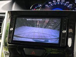【バックカメラ】駐車時に後方がリアルタイム映像で確認できます。大型商業施設や立体駐車場での駐車時や、夜間のバック時に大活躍！運転スキルに関わらず、今や必須となった装備のひとつです！