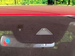 【スマートブレーキサポート】走行中に前方の車両等を認識し、衝突しそうな時は警報とブレーキで衝突回避と被害軽減をアシスト。より安全にドライブをお楽しみいただけます。