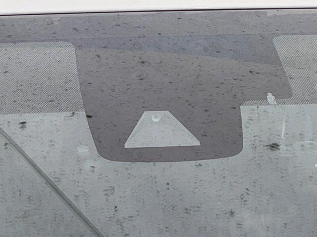 【トヨタセーフティセンス】走行中に前方の車両等を認識し、衝突しそうな時は警報とブレーキで衝突回避と被害軽減をアシスト。より安全にドライブをお楽しみいただけます。
