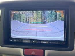 【バックカメラ】駐車時に後方がリアルタイム映像で確認できます。大型商業施設や立体駐車場での駐車時や、夜間のバック時に大活躍！運転スキルに関わらず、今や必須となった装備のひとつです！