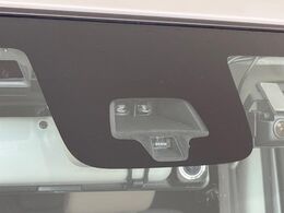 【スズキ　セーフティサポート】走行中に前方の車両等を認識し、衝突しそうな時は警報とブレーキで衝突回避と被害軽減をアシスト。より安全にドライブをお楽しみいただけます。