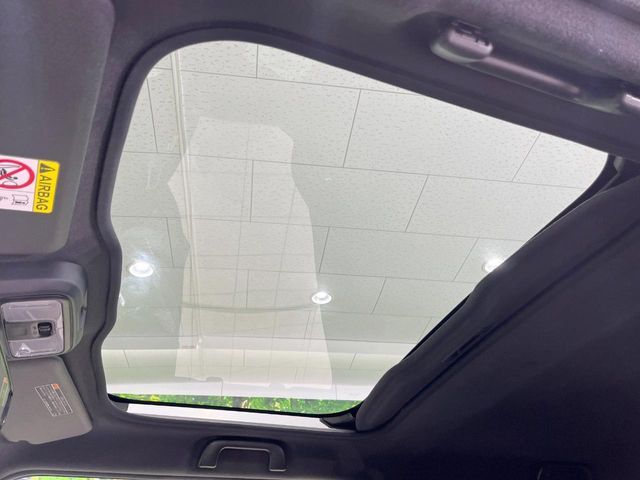 【ガラスルーフ】ガラスルーフ搭載で車内の解放感が一気にアップ！開放的なドライブをお楽しみいただけます。