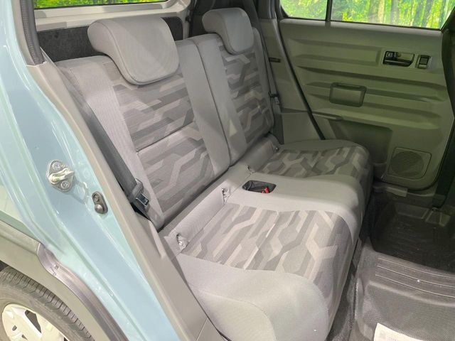 後部座席も気になるようなキズ・汚れやへたり等、大きなダメージはなく、良好な状態です。