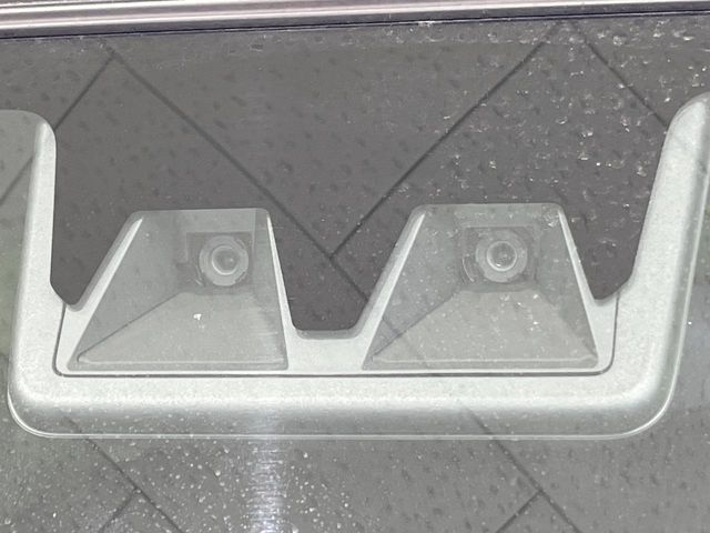 【スマートアシスト】走行中に前方の車両等を認識し、衝突しそうな時は警報とブレーキで衝突回避と被害軽減をアシスト。より安全にドライブをお楽しみいただけます。