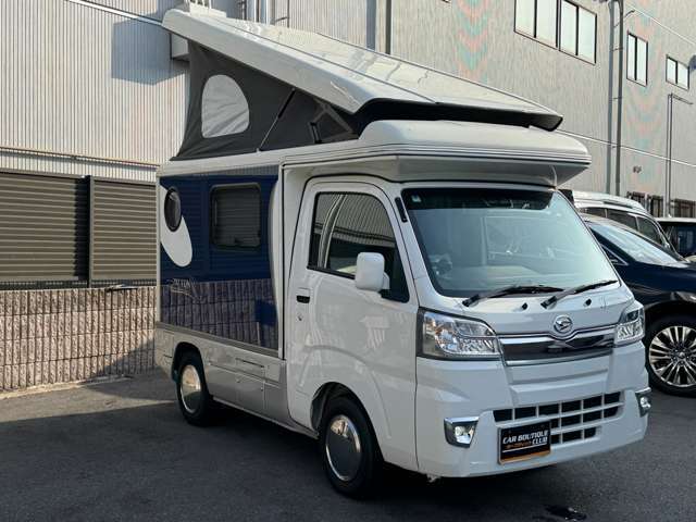 壁掛け型脱着テーブル　収納棚　シャワー付きステンレス製シンク　給水排水タンク