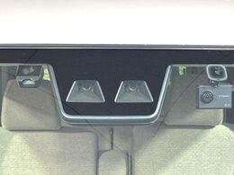 【スマートアシスト】走行中に前方の車両等を認識し、衝突しそうな時は警報とブレーキで衝突回避と被害軽減をアシスト。より安全にドライブをお楽しみいただけます。