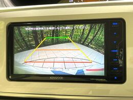 【バックカメラ】駐車時に後方がリアルタイム映像で確認できます。大型商業施設や立体駐車場での駐車時や、夜間のバック時に大活躍！運転スキルに関わらず、今や必須となった装備のひとつです！
