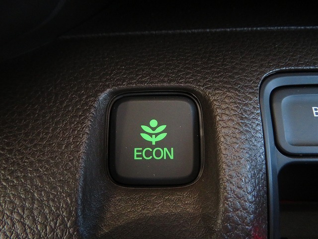 ECONボタンで低燃費モードに☆☆☆ECONスイッチを上手に使ってエコドライブ♪♪環境にもお財布にも優しい装備です☆☆☆
