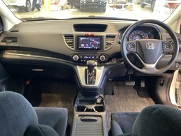 車内は光触媒抗菌消臭施工済です。インパネ周りはスタイリッシュなデザインで機能や装備も充実しています。グローブボックスやカップホルダーのほかにトレーなどたくさんの収納スペースが付いています。