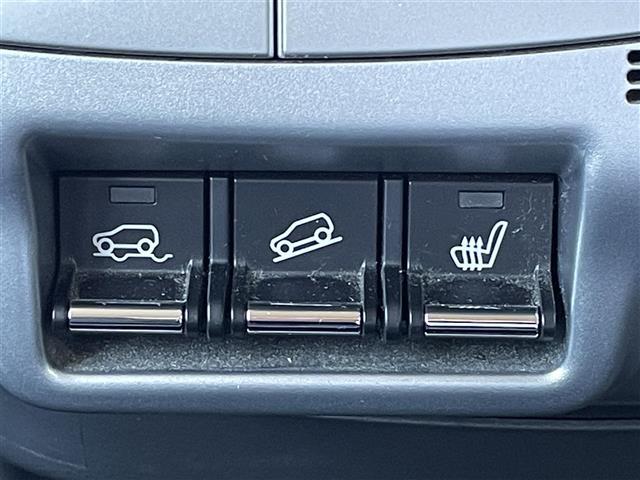 こちら運転席周りの操作部分の写真になります。各部しっかり動作の確認をしておりますので、ご安心だくさい。また、第三者機関の鑑 定書もありますので、そちらも併せて、ご確認いただければ幸いです！