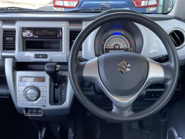こちらはハンドルの写真です。中古車なので、若干の使用感はありますが、破損、不具合等はありません。ユーザー様から買取した車両を、一台一台チェックして問題のない車両を珪砂しております。ご安心ください。
