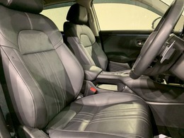 体を包み込むような形状で、しっかりと体を支えてくれます！長時間の運転も快適にしてくれるシートです！