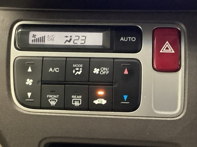 オートエアコンでオールシーズン快適に過ごせます。