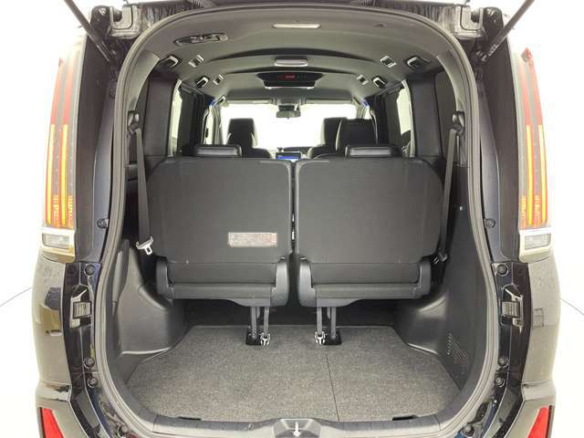 【トランク】積み込みやすくて、たっぷり積める荷室です。シートアレンジできるものは、乗車人数と荷物の量や大きさによってシートを動かすことができるので、より快適なドライブが可能です！