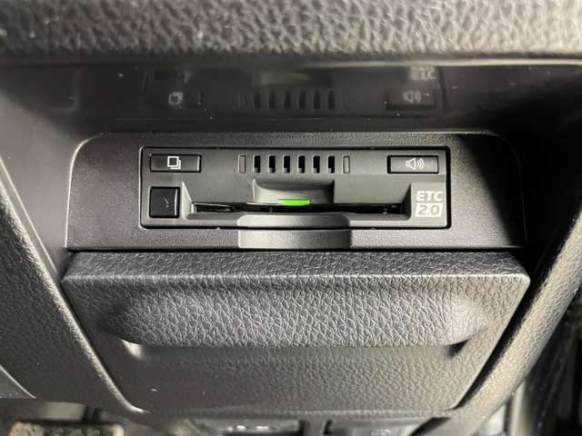 【ETC】有料道路を利用する際に料金所で停止することなく通過できる、ETC車載器（ノンストップ自動料金収受システム機器）が装備されています。セットアップを行うことで利用可能になります。