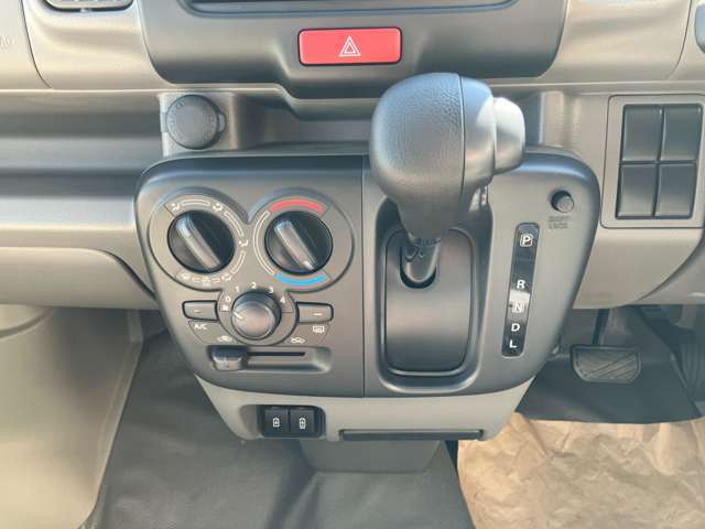 シフトレバー周りもキレイな状態です！