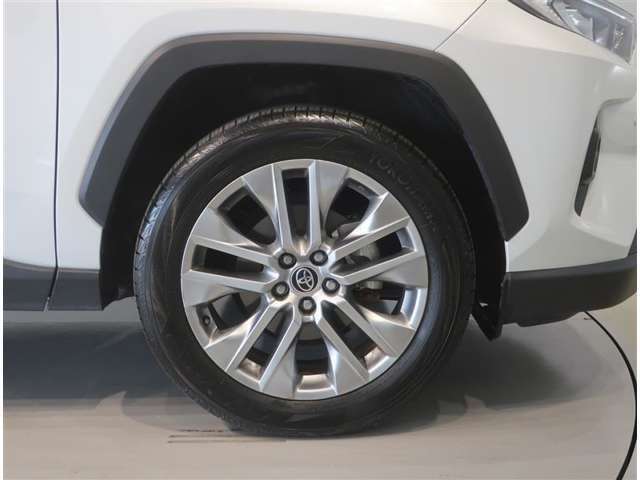 純正のアルミホイール装着車です。タイヤサイズは235/55R19です。