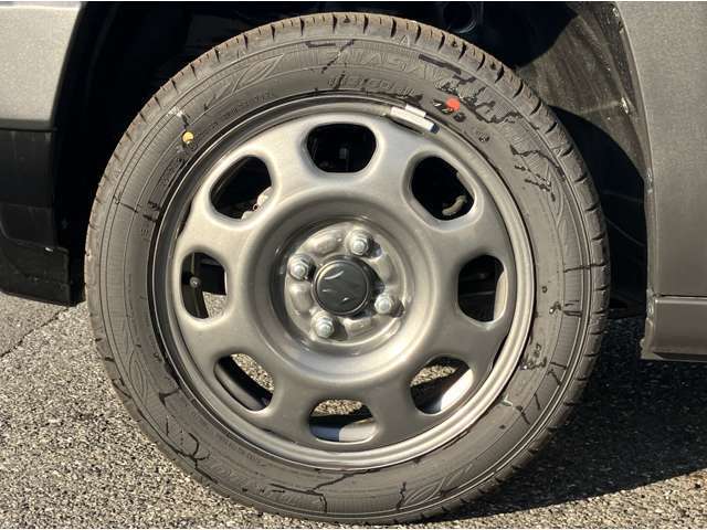 純正ホイールを装着しております。車両に関してのご質問は、スタッフまでお気軽にお問合せ下さい！TEL：0439-88-6662
