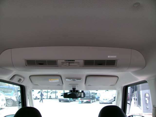 リヤシーリングファンが後席にも送風して室内空間の温度を均一に保ちます。