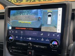 【パノラミックビューモニター】専用のカメラにより、上から見下ろしたような視点で360度クルマの周囲を確認することができます☆死角部分も確認しやすく、狭い場所での切り返しや駐車もスムーズに行えます。